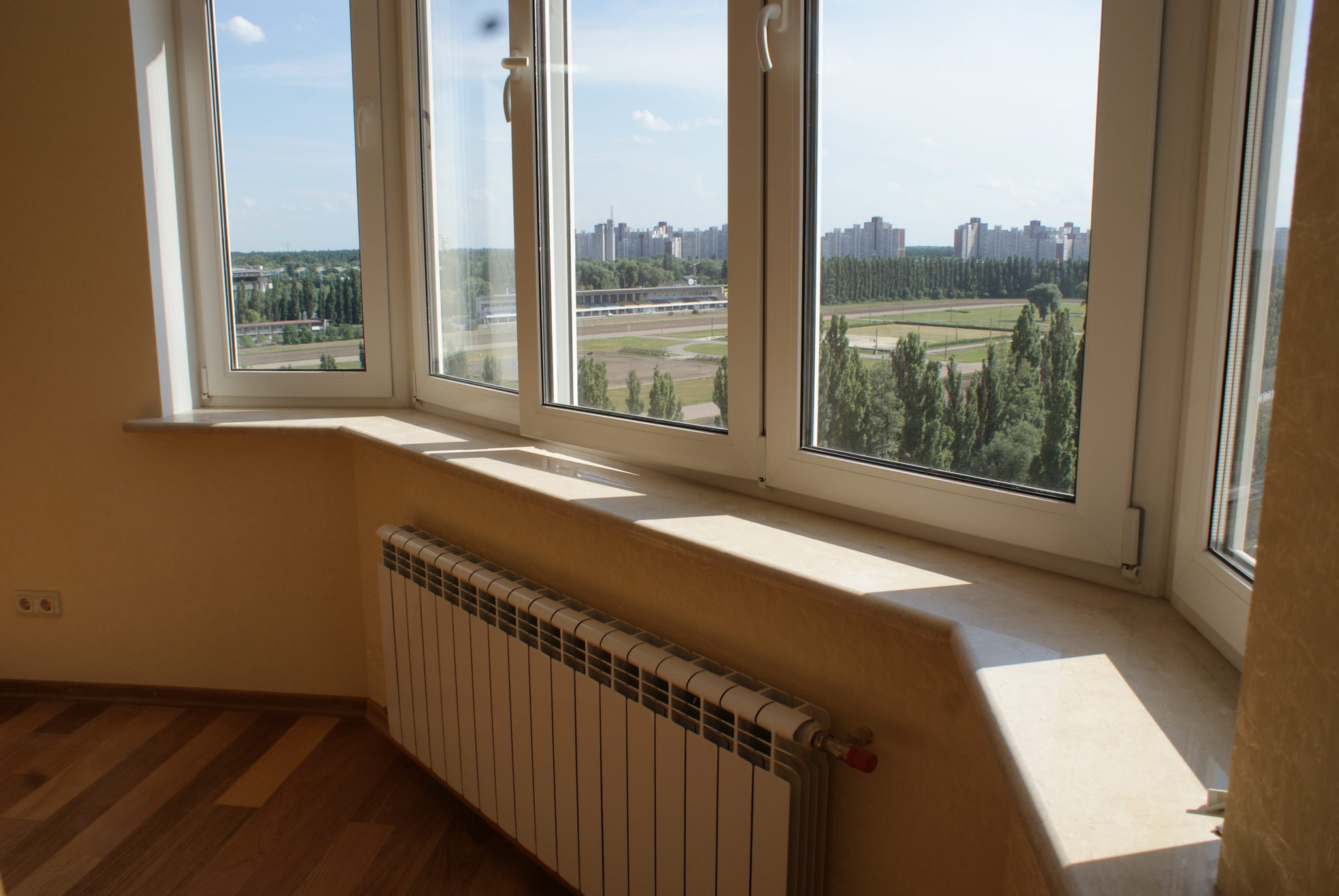 Купить окна в севастополе. Окна ПВХ на балкон. Берлинское окно. Раздвижные створки в деревянной раме балкон. Окна Севастополь.