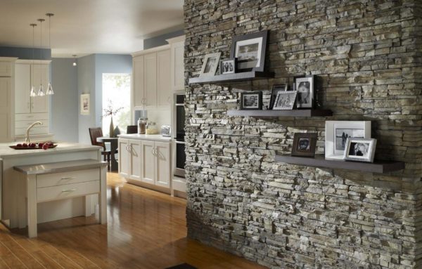 Как использовать натуральный камень для отделки стен в гостиной