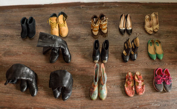 Как можно хранить большое количество обуви в малогабаритном коридоре