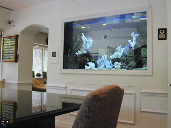 Подбираем аквариум в интерьер современной гостиной