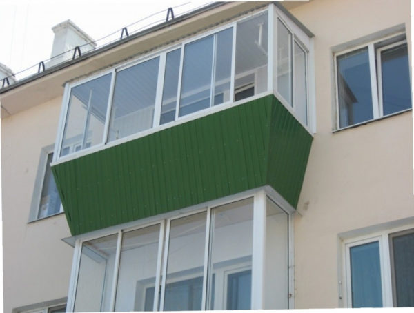 Как можно застеклить балкон и стоит ли это делать