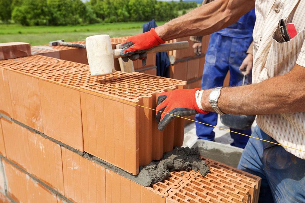 Строительство дома из керамических блоков: особенности и преимущества