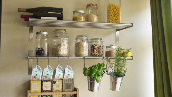 Как грамотно организовать хранение на маленькой кухне