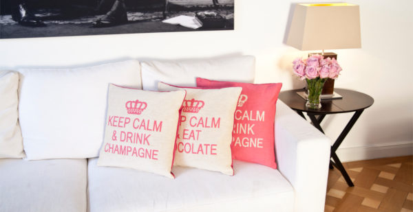 Почему в стильной гостиной без декоративных подушек не обойтись