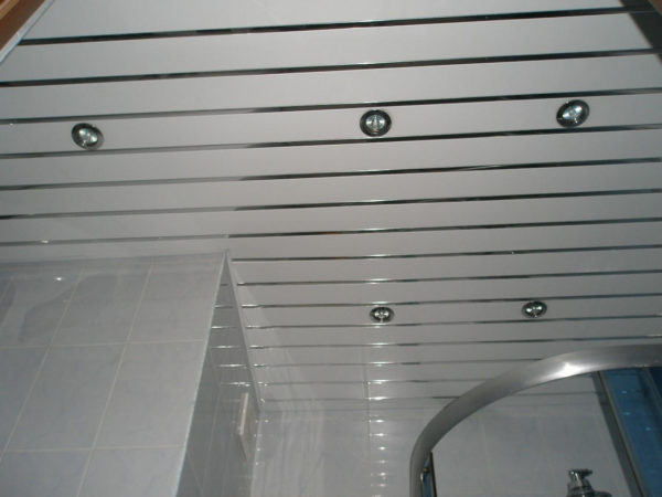 Потолок в ванной комнате - варианты идеального сочетания в интерьере