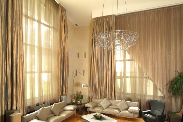 6 способов украсить шторы в гостиной