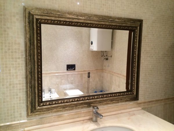 Зеркало в ванную комнату: 8 идей по оформлению