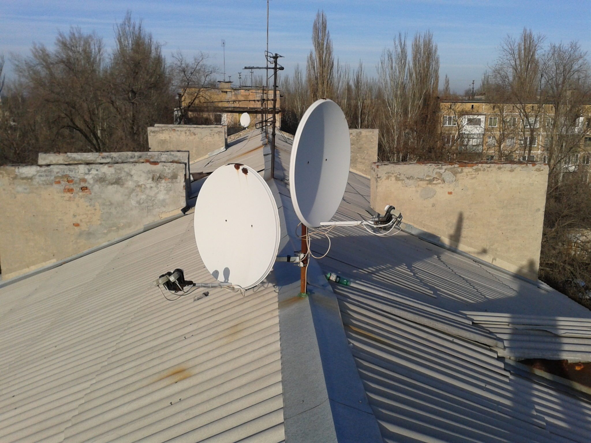 Установка спутниковых антенн на крыше