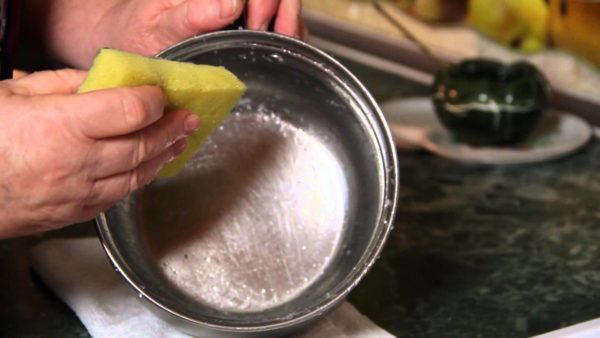 Как очистить кастрюлю от пригоревшего варенья или сахара