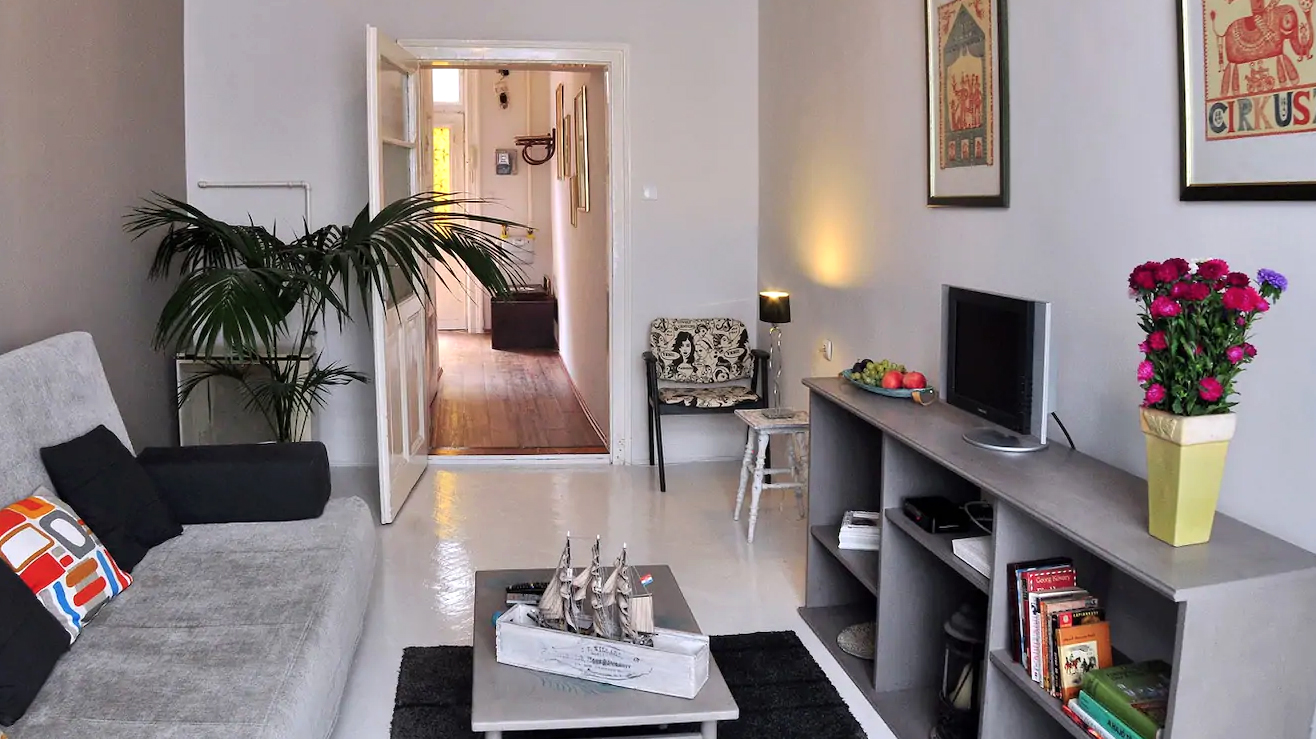 Rnb жилье. Rnb аренда жилья. Квартира 1 комнатная 130 евро. Cheap room. Rnb жилье.