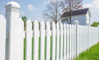 Заборы из штакетника: просто, красиво и надолго — что важно знать перед выбором