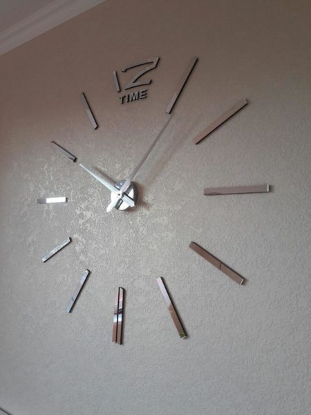 Как сделать настенные часы основным элементом декорирования гостиной