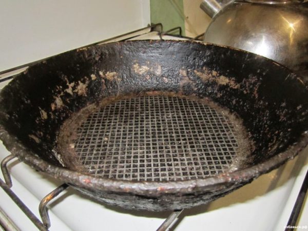 Чистка нагара и жира на сковороде в домашних условиях
