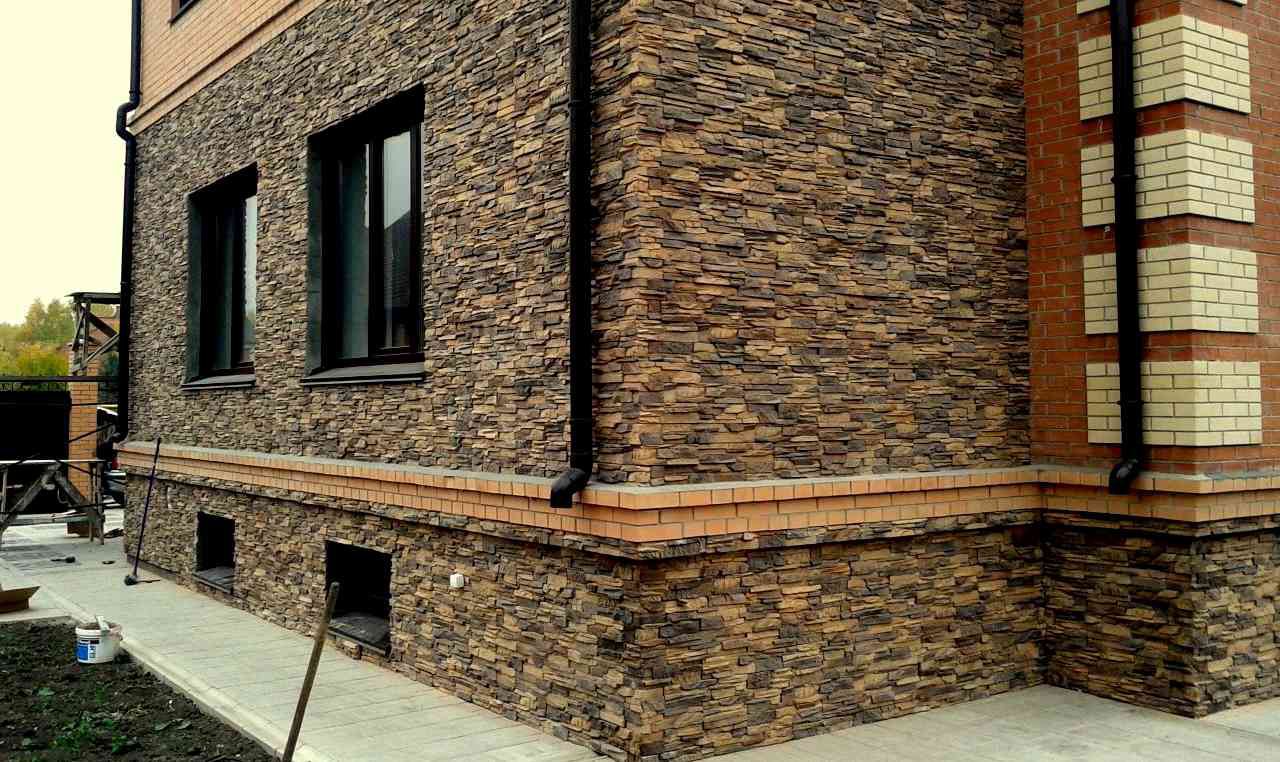 Как использовать в отделке фасадные панели под камень?
