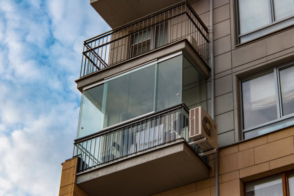 Что такое безрамное остекление балкона