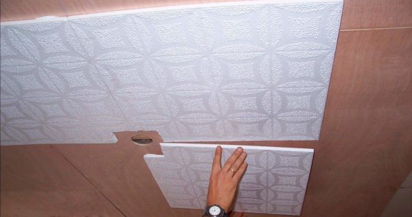 Как правильно клеить потолочную плитку и стоит ли это делать