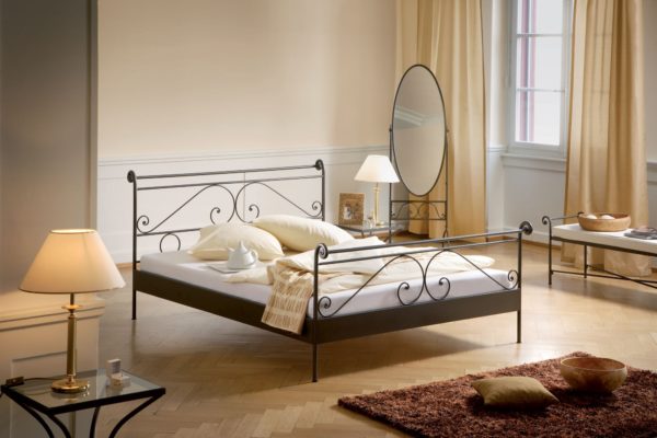 Кованные кровати в спальне