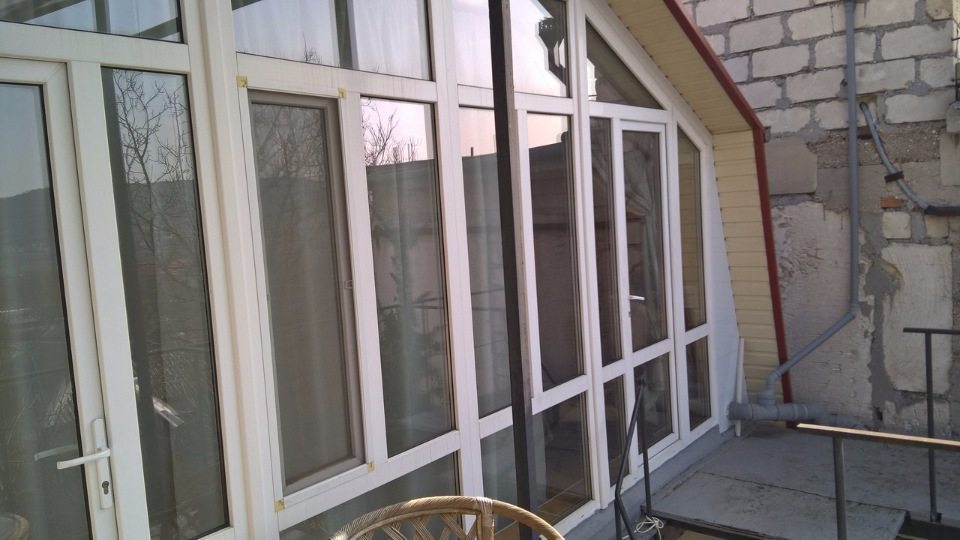 Мансарда в моем доме: вид с балкона. Весь фронтон представляет собой панорамное окно.
