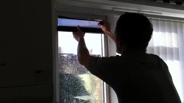 Как обклеить окна декоративной пленкой