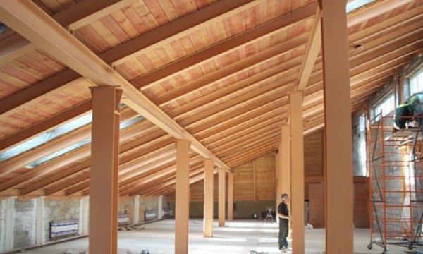 Металлические опоры хорошо подходят для деревянных строений