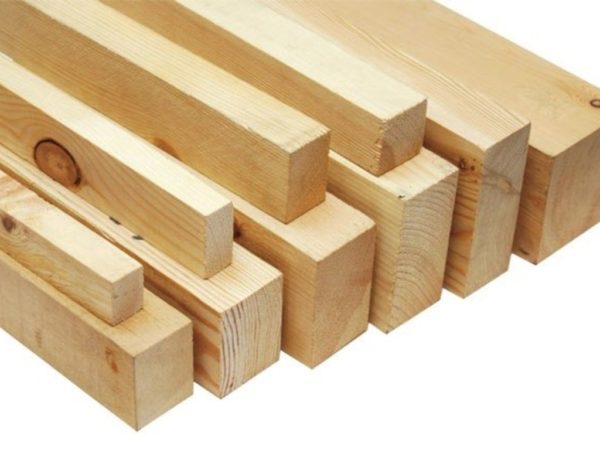 Надежная конструкция может получиться только из качественной строганной и сухой древесины.