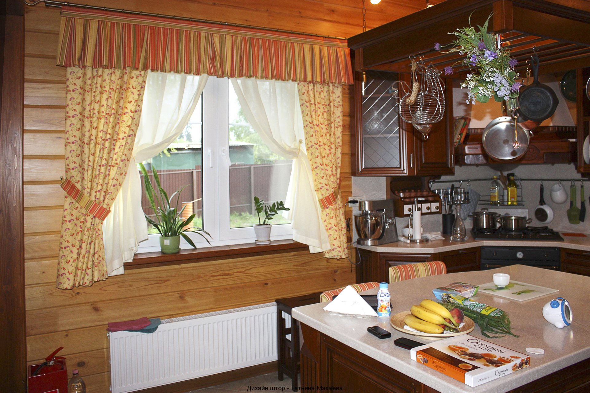 Оформление штор на кухне. Кухонные занавески в деревенском стиле. Шторы в дачный домик. Занавески на кухню в деревянном доме. Шторы на дачу на маленькие окна.