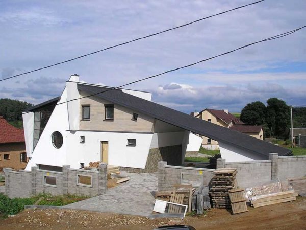 Оригинальное решение, дом и хозпостройки под единой односкатной крышей.