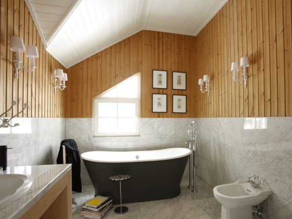 Можно ли отделывать стены в ванной комнате натуральным деревом