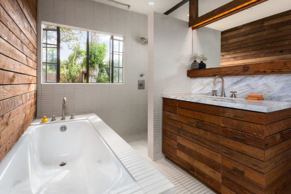 Можно ли отделывать стены в ванной комнате натуральным деревом