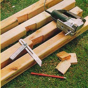 Понадобится простой набор инструментов для работы с древесиной и земляных работ.