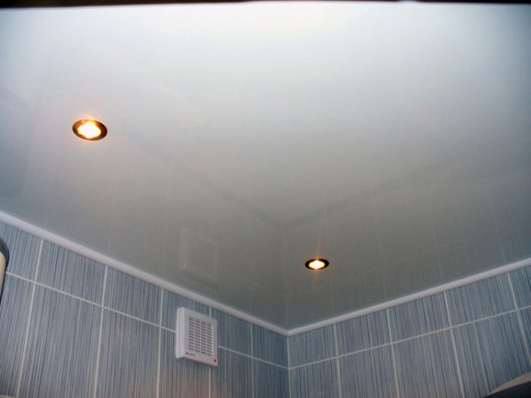 Потолок в ванной комнате - варианты идеального сочетания в интерьере
