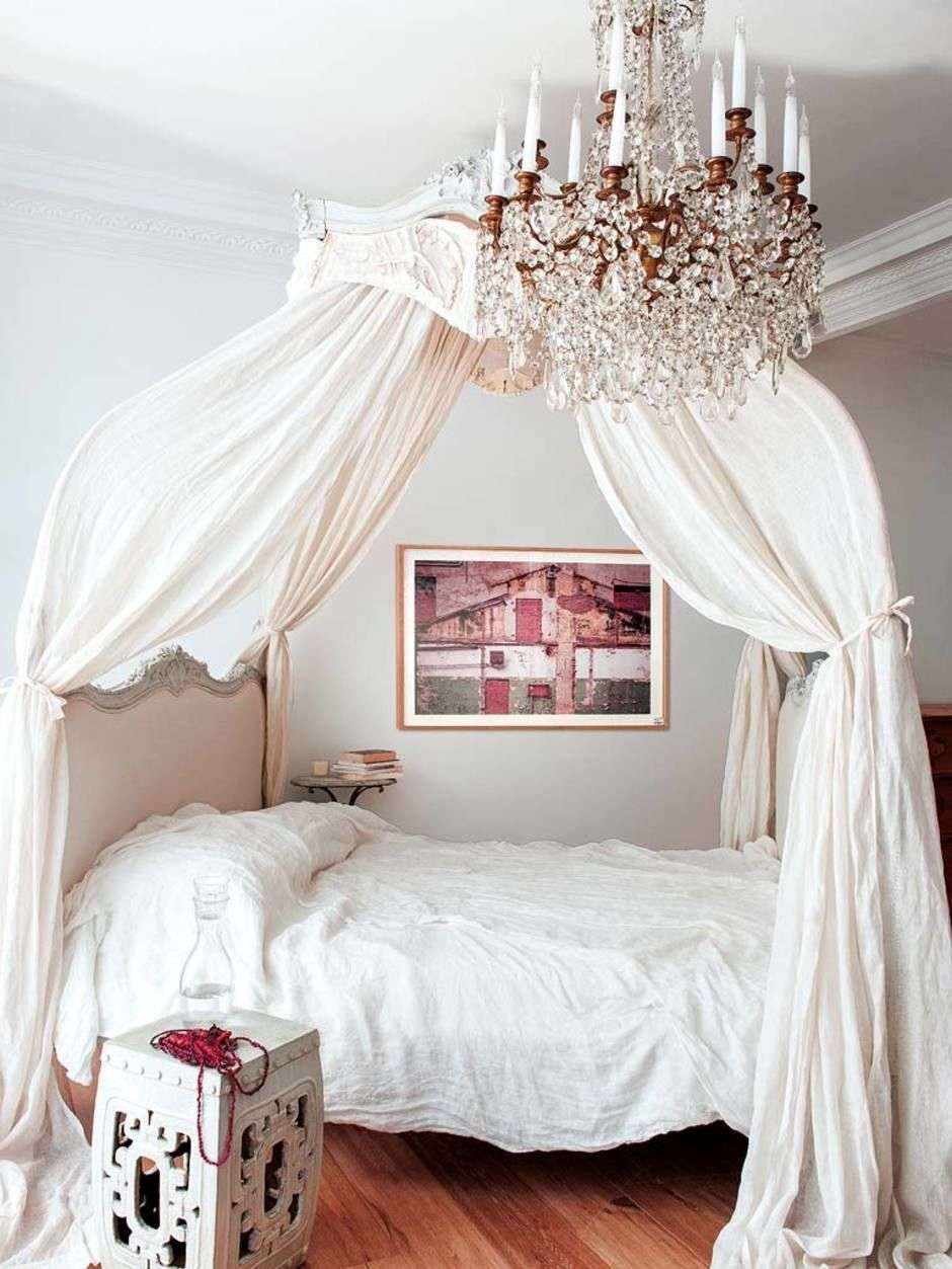 комната с балдахином над кроватью