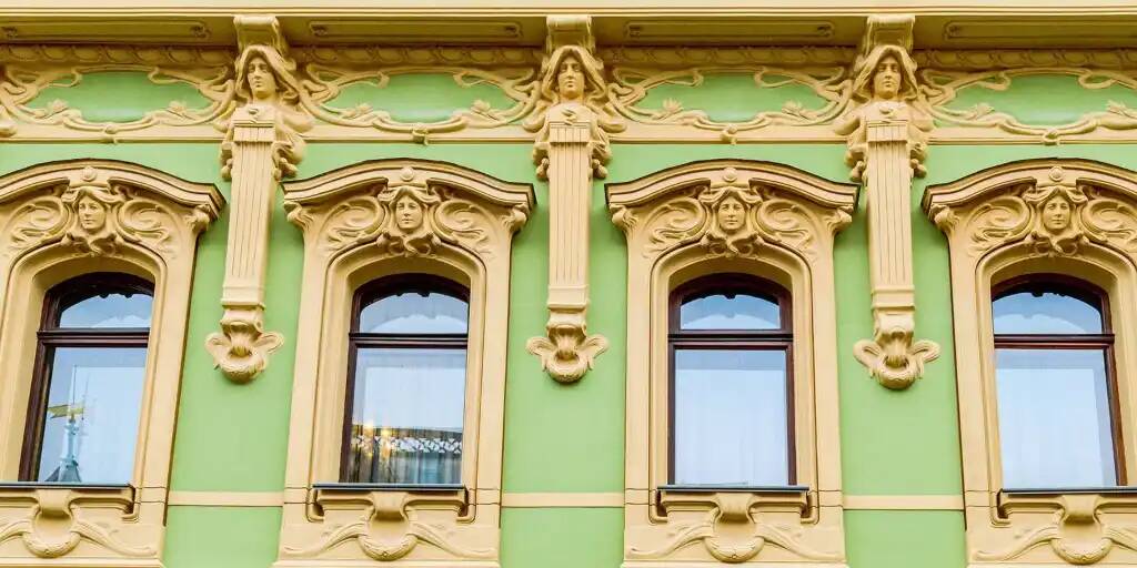 Применение пластиковых окон в реставрации исторических зданий