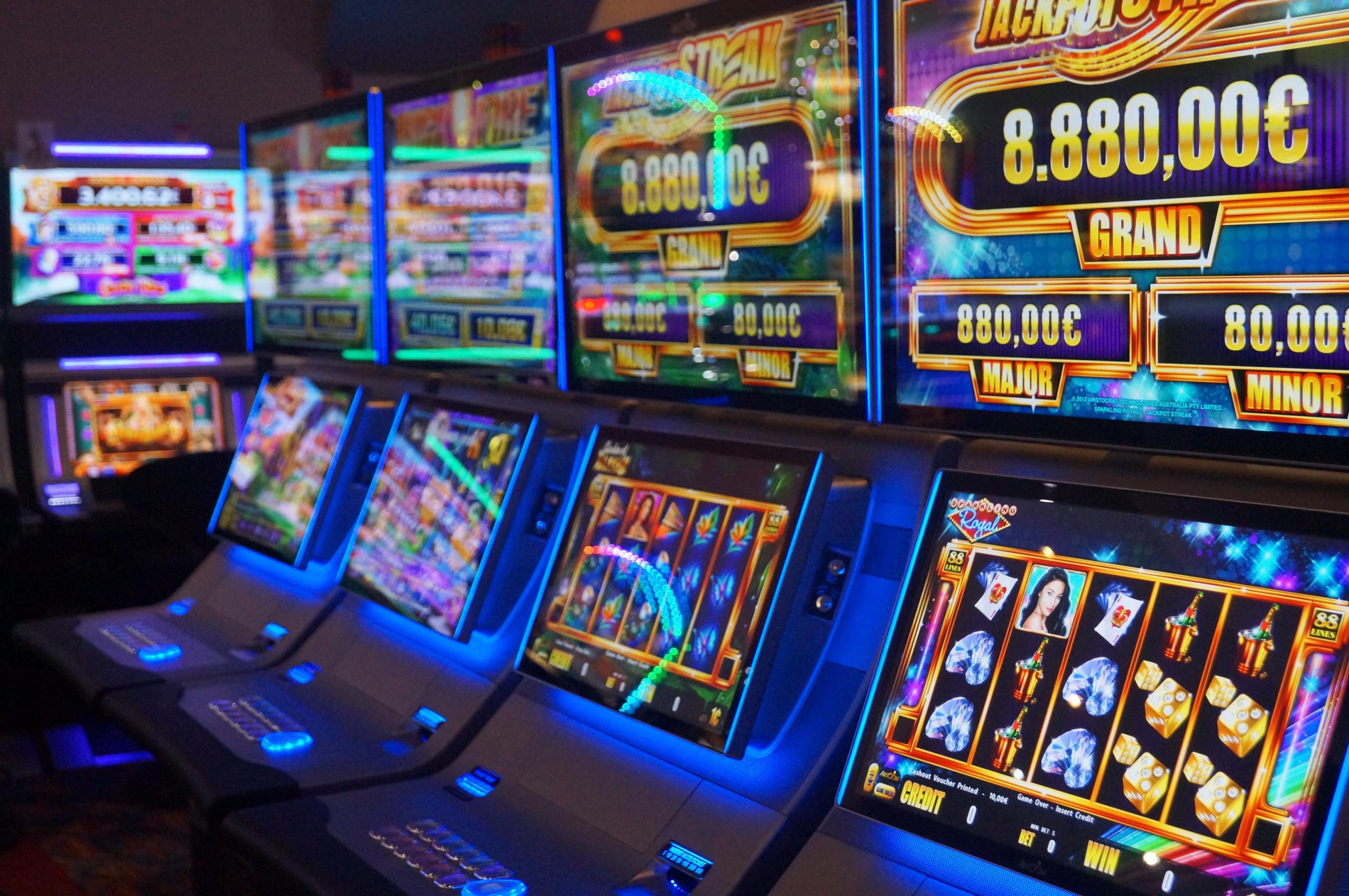 Игровые автоматы с хорошей отдачей casinodb5. Игровые автоматы. Автомат казино. Игровые слоты казино. Современные игровые автоматы.