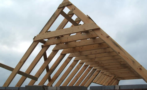 Система двускатной крыши образована треугольниками — стропильными фермами