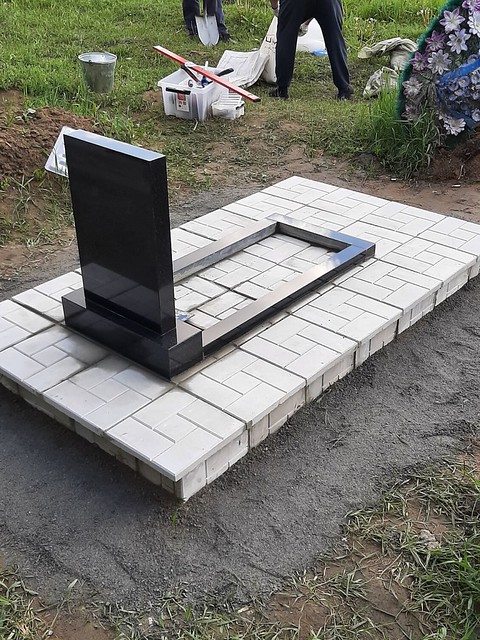 Готовый памятник из натурального гранита, надежно установленный на бетонное основание