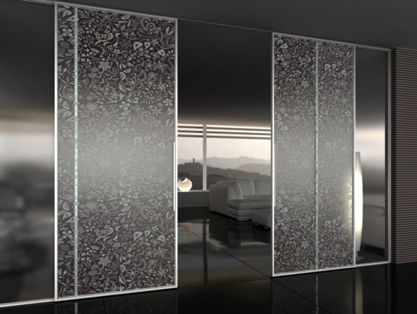 Что такое рифленое стекло и как его использовать в интерьере