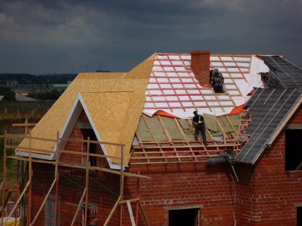 Строительство крыш считается сложным, но часть работ могут выполнить неквалифицированные работники