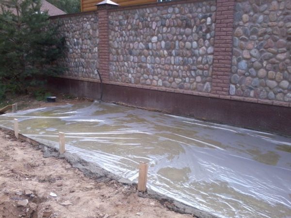 В жару полиэтилен защитит бетон от быстрого испарения воды и появления трещин.