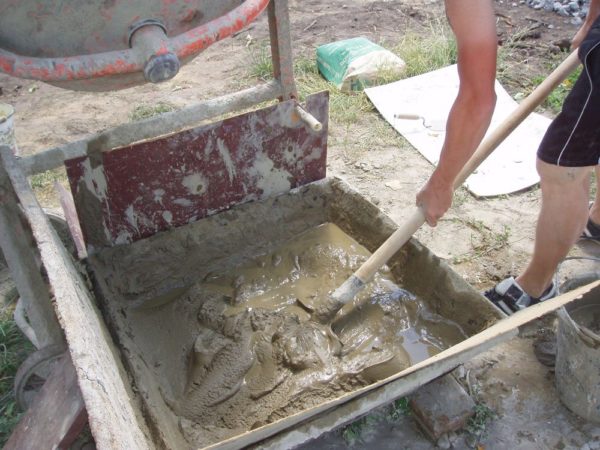Замешивание цементного раствора в корыте позволяет приготовить сразу большой объем материала