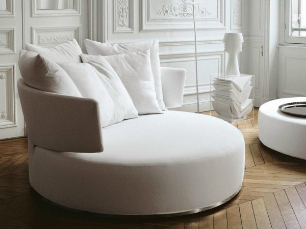 В чем преимущества круглых диванов в гостиной