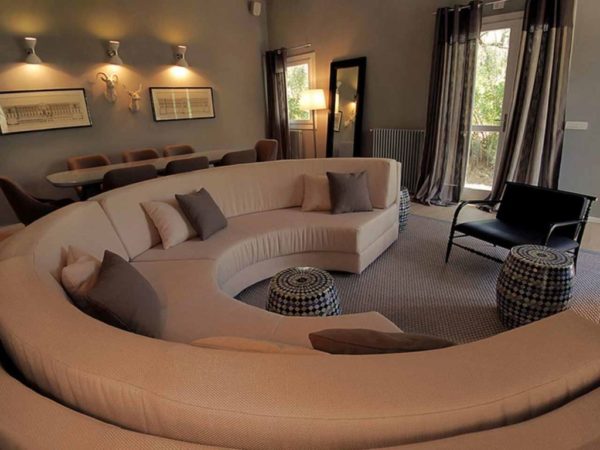 В чем преимущества круглых диванов в гостиной